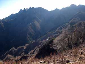 志賀坂諏訪山山頂から両神山を望む